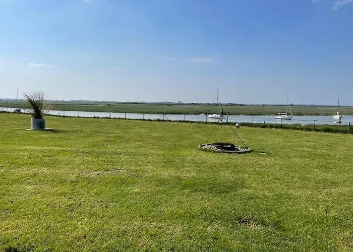 Holiday home Maison Avec Piscine Au Milieu De La Baie D'authie